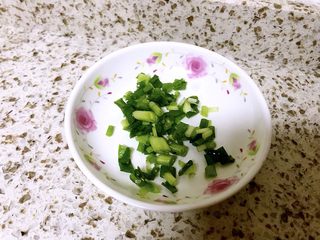 4、煎饺卧蛋,小葱洗净切碎