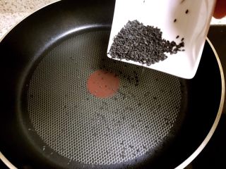 5、煎饺卧蛋,开火，锅热放入黑芝麻炒熟，不需要放油哦