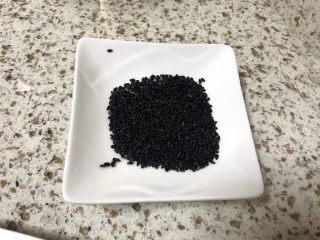 6、煎饺卧蛋,芝麻炒熟备用