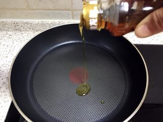 7、煎饺卧蛋,起油锅，放入适量麻油