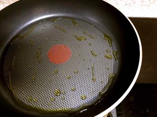 8、煎饺卧蛋,晃动锅子，让油均匀铺满锅底层