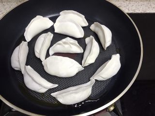 9、煎饺卧蛋,放入冻水饺，冻水饺无需解冻直接放入