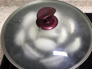 11、煎饺卧蛋,盖上锅盖，焖煮约十分钟，水干即可