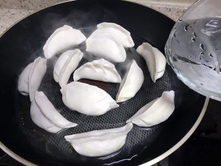 10、煎饺卧蛋,放入大半碗水，约浸没水饺三分之一处
