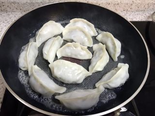 12、煎饺卧蛋,水干打开锅盖，调小火慢煎