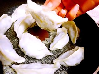 13、煎饺卧蛋,煎至底部略焦黄