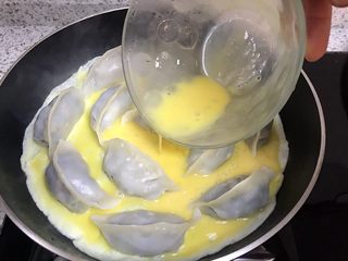 14、煎饺卧蛋,浇入蛋液
