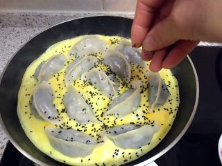 16、煎饺卧蛋,待蛋液表面凝固，撒上黑芝麻