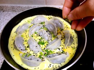 17、煎饺卧蛋,再撒上葱花，可以出锅啦