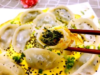 21、煎饺卧蛋,咬上一口，脆脆的，里面是妈妈挖回来的野生荠菜馅哦，特别的香????