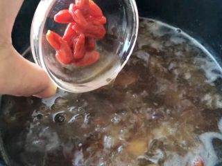 7、百变水果 汤圆银耳甜汤,然后加入枸杞煮开，银耳汤就煮好了。
