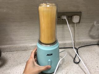 2、宝宝橙汁磨牙棒,开启榨汁机榨成汁