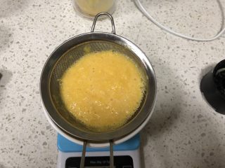 3、宝宝橙汁磨牙棒,倒出过滤,只取汁,90g