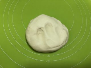 8、宝宝橙汁磨牙棒,揉成光滑面团,揉到一点都不会粘手