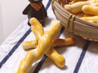 14、宝宝橙汁磨牙棒,这个大小长短很适合宝宝握着,但是宝宝在吃的时候,需要有人监护看着