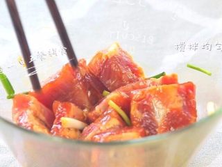 2、糯米蒸排骨 宝宝营养辅食，味香口感软糯,排骨放碗中，加2勺生抽，1勺油，葱，姜搅匀。