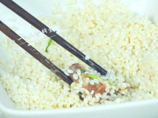 4、糯米蒸排骨 宝宝营养辅食，味香口感软糯,浸泡好的糯米沥干水份。在排骨表面均匀的粘上一层糯米，放盘子上。