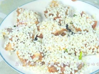 5、糯米蒸排骨 宝宝营养辅食，味香口感软糯, 最后在排骨上再撒一层糯米覆盖住排骨，糯米吸进了排骨的香味和肉味，比肉还好吃，而且多一点糯米也能解解腻。