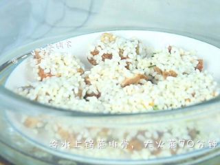 6、糯米蒸排骨 宝宝营养辅食，味香口感软糯,冷水上锅蒸排骨，中火蒸70分钟。