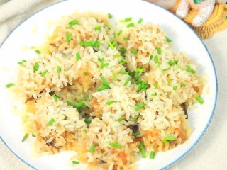 8、糯米蒸排骨 宝宝营养辅食，味香口感软糯,出锅后，在表面洒上少许香葱碎。