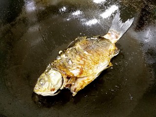 10、豆腐鲫鱼汤,煎至两面焦黄。