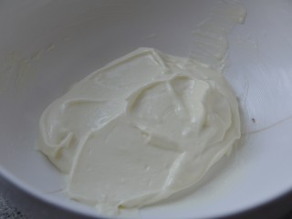 4、酸奶溶豆,搅拌均匀。如果实在拌不匀就过筛一次。