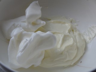 10、酸奶溶豆,取1/3蛋白霜到泥中，翻拌均匀~