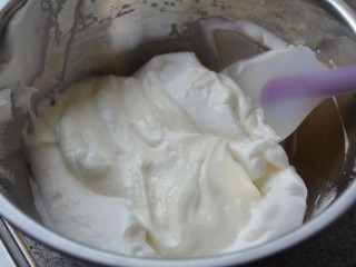 11、酸奶溶豆,再倒回蛋白霜中，切拌＋翻拌均匀，夏天做的话，需要快速。