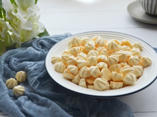 13、酸奶溶豆,如果材料不消泡，蛋白打到位，是会有好看纹路的~