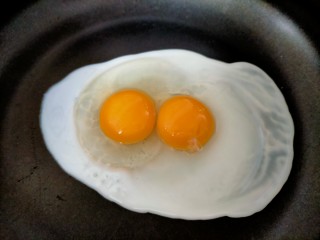 3、早餐卷饼,鸡蛋磕入锅中开始煎蛋，我用的不粘锅所以没有放油