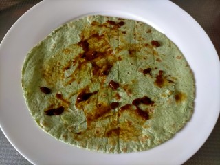 10、早餐卷饼,取加热的饼皮，抹上黄豆酱一丢丢，因为黄豆酱真的很咸