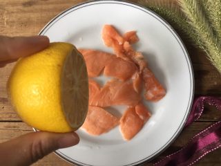 3、三文鱼时蔬蛋黄饼,三文鱼洗净,挤几滴柠檬汁抓匀腌制10分钟去腥味。