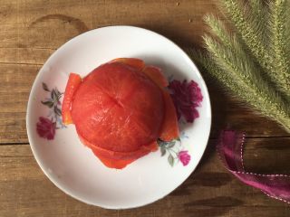 4、三文鱼时蔬蛋黄饼,西红柿沸水中捞出,剥皮。