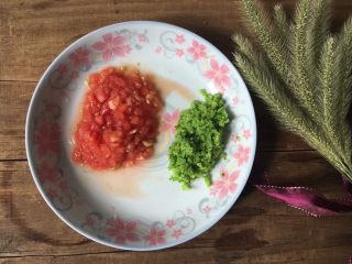 5、三文鱼时蔬蛋黄饼,西红柿同西兰花一起切碎待用。