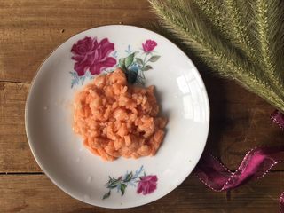 6、三文鱼时蔬蛋黄饼,腌制好的三文鱼切碎点,方便宝宝食用。