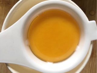 7、三文鱼时蔬蛋黄饼,鸡蛋分离,取蛋黄。(注意:一岁以内建议只吃蛋黄,一岁以上可以慢慢添加蛋白防止宝宝蛋白过敏,如果是大宝宝,直接将寄到全部磕入碗中。)