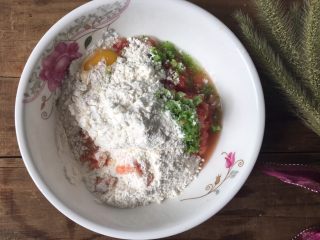 8、三文鱼时蔬蛋黄饼,取一个大碗,将上述所有食材一起加入到大碗里。