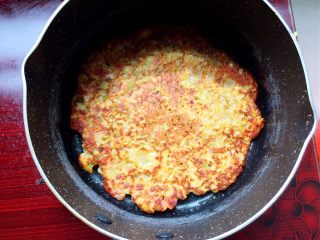 11、三文鱼时蔬蛋黄饼,一面煎熟后翻另一面煎至金黄,三文鱼尽量煎熟给小宝宝食用,中间可以用锅盖盖着闷一下。