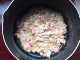 10、三文鱼时蔬蛋黄饼,倒入搅拌好的面糊,沿着锅边打圈圈直至铺满锅底。