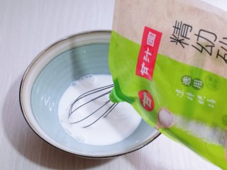 3、草莓蛋挞,加入细砂糖，继续抽打均匀。