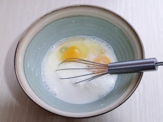 4、草莓蛋挞,再加入蛋黄，抽打均匀。