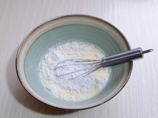 5、草莓蛋挞,加入低筋面粉。(面粉过不过细筛无所谓，继续看下面)
