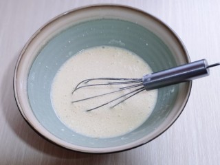 6、草莓蛋挞,手动打蛋器抽打至无干粉。