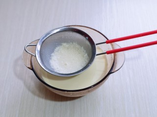 7、草莓蛋挞,将蛋挞液过细筛，这样就做好了。