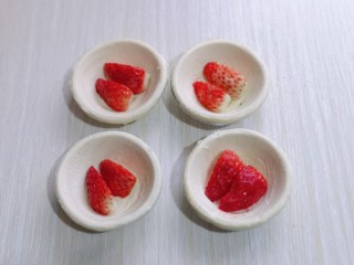 9、草莓蛋挞,放入蛋挞皮中。