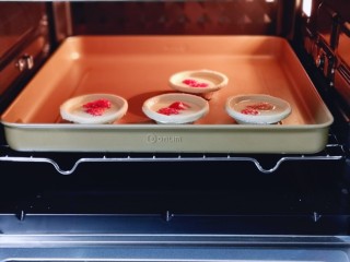 11、草莓蛋挞,将烤盘入烤箱中层。