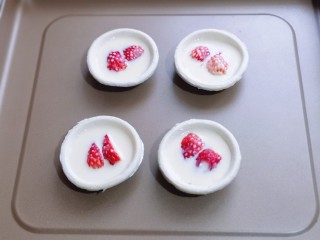 10、草莓蛋挞,再倒入做好的蛋挞液，八分满，放入烤盘中。