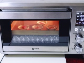 12、草莓蛋挞,上下190度烤20分钟。（烤箱温度及时间仅供参考）