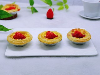 13、草莓蛋挞,上面又放了一块切好的草莓。