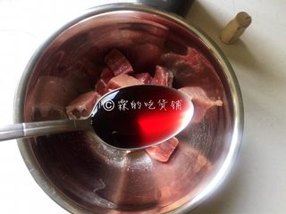 2、烤牛肉串,放入红酒。